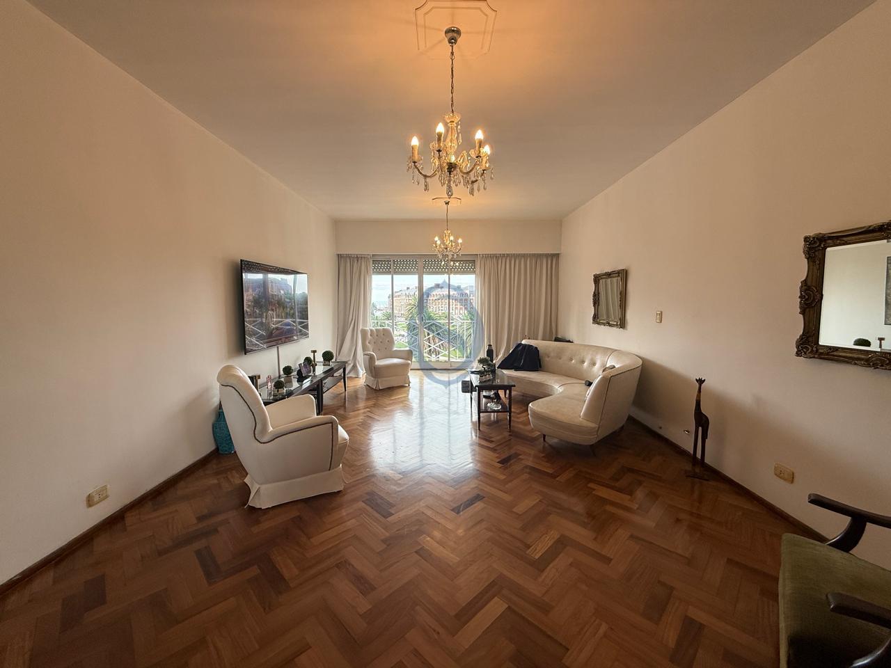 Venta Departamento tres ambientes con balcón y cochera en Centro